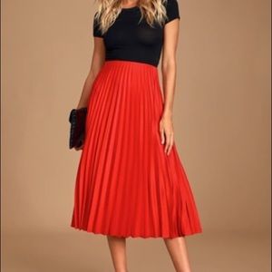 Bebe Pleated Hi-Low Hem Skirt